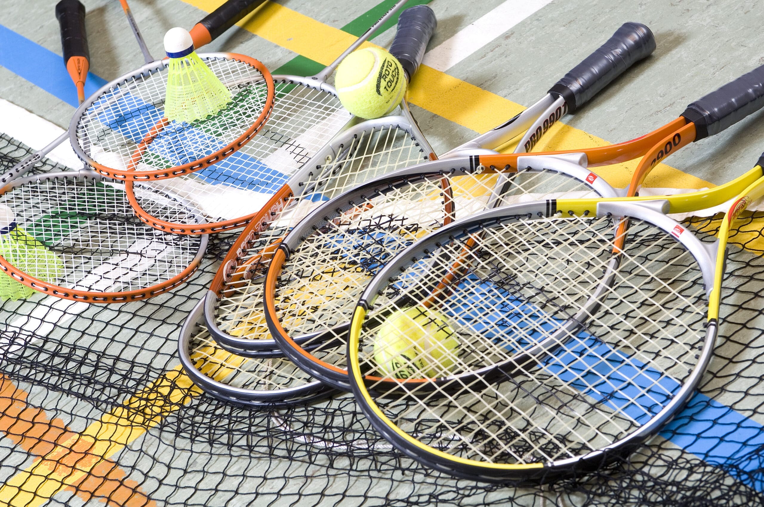 Tennis en badminton rackets en ballen