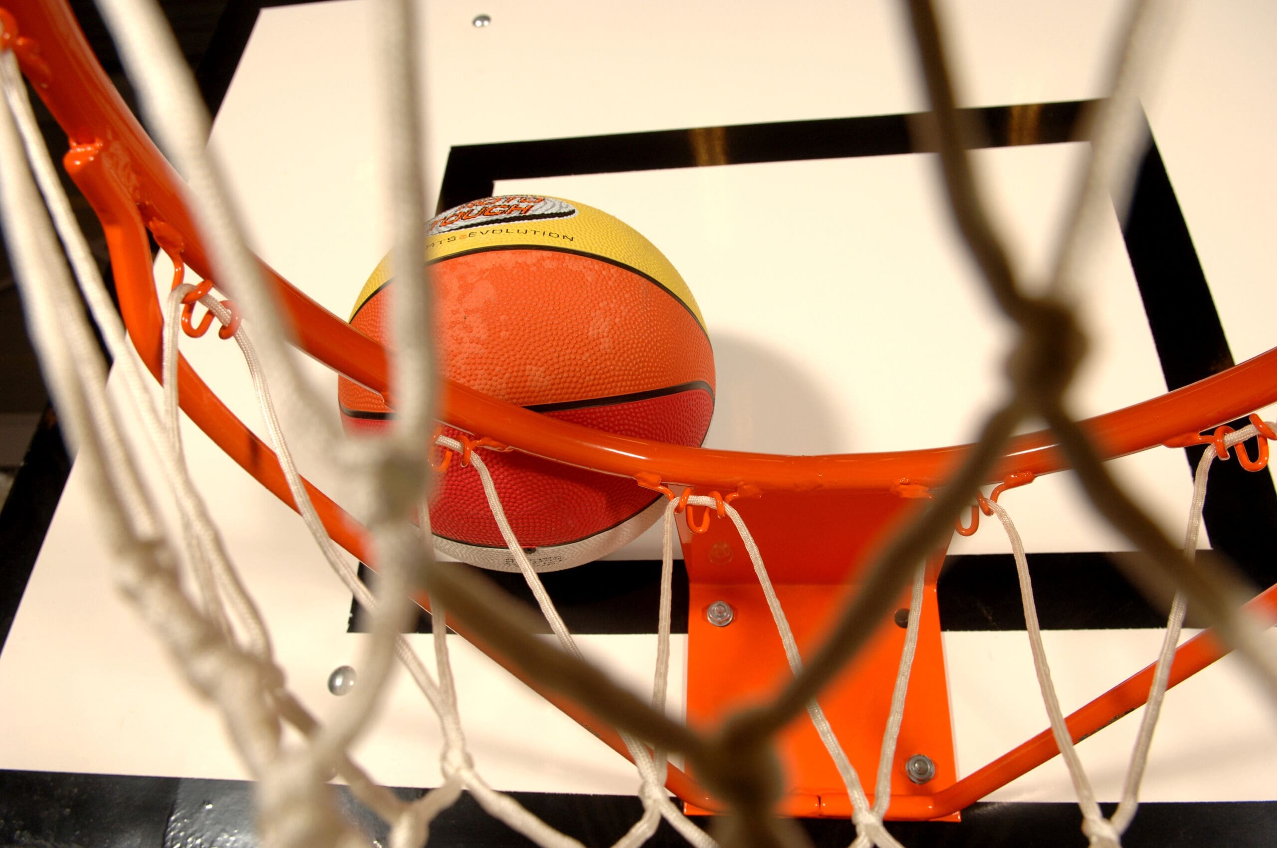 Basketbal boven een backet