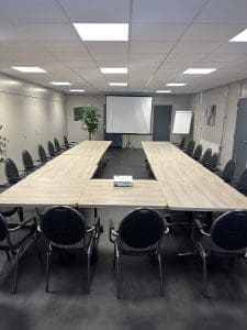 Foto van vergaderzaal in vergaderopstelling in De Veste.