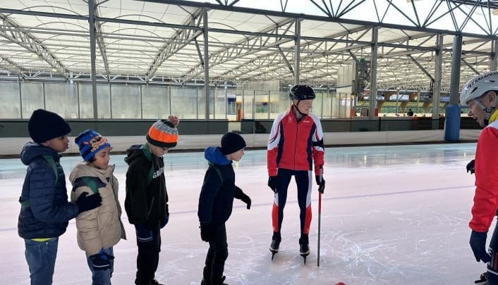 Foto van leerlingen die schaatsles krijgen