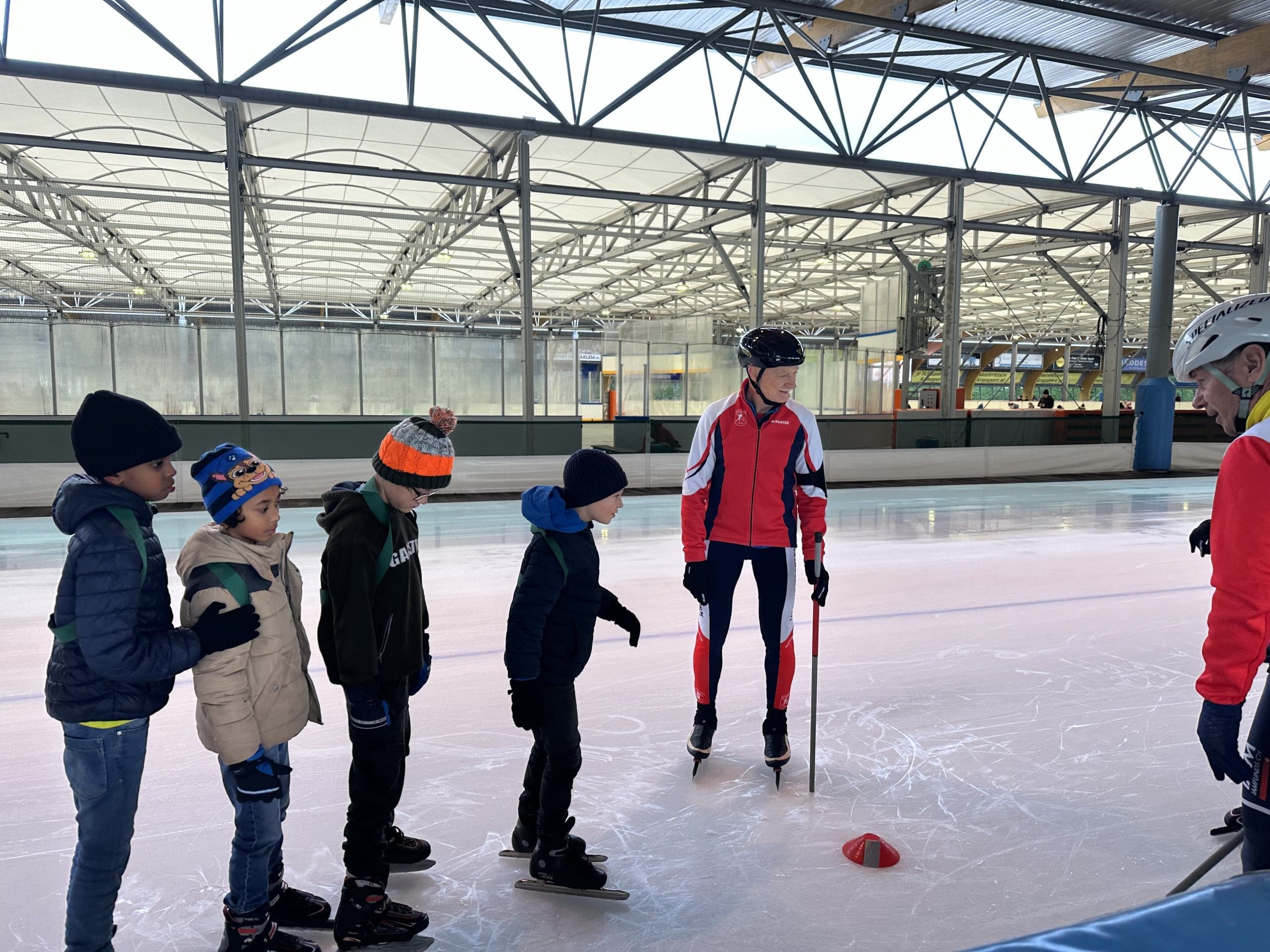 Foto van leerlingen die schaatsles krijgen