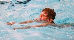 Kindje oefent schoolslag