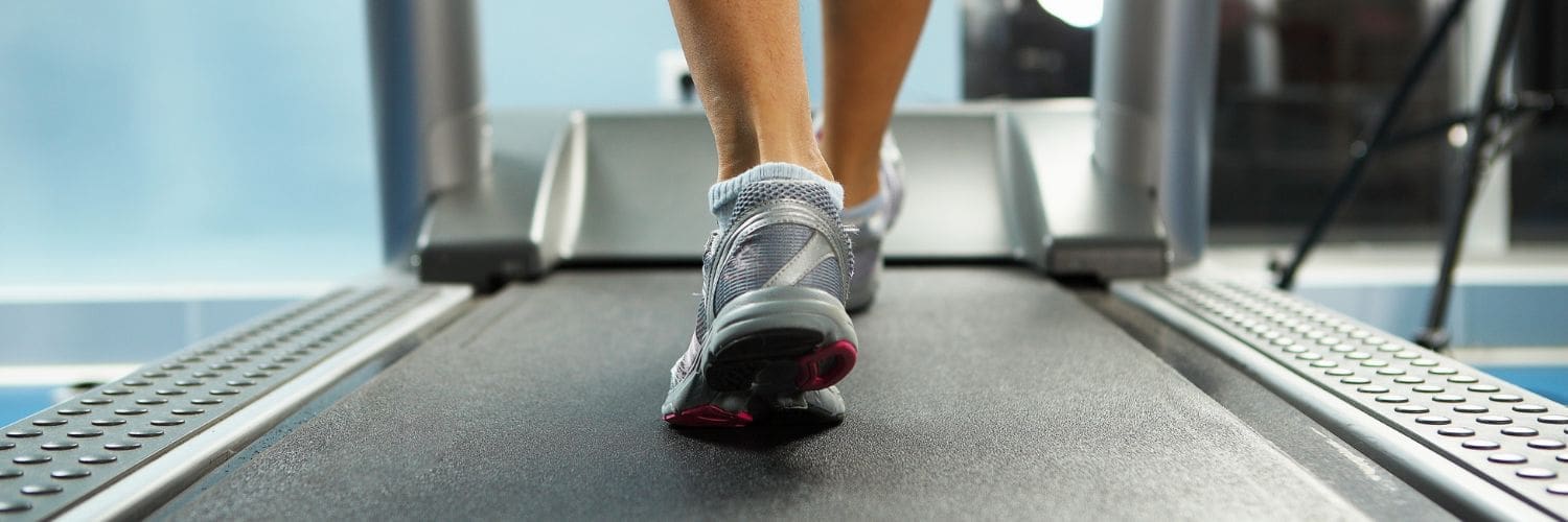 voeten die lopen op een loopband