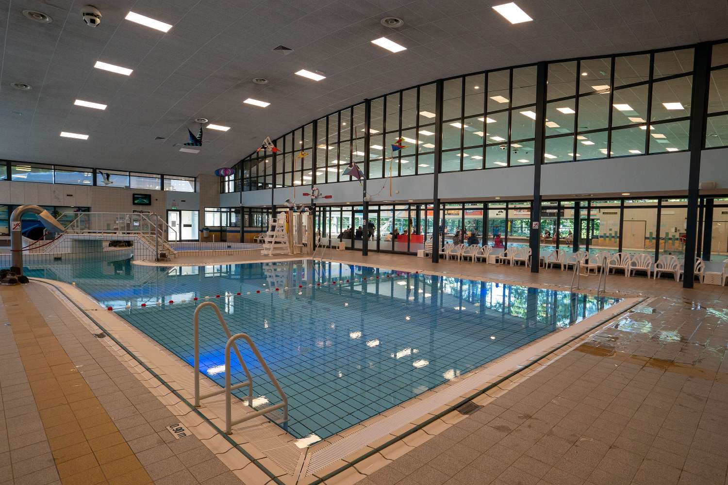 Overzicht van het recreatiebad van zwembad De Heerenduinen