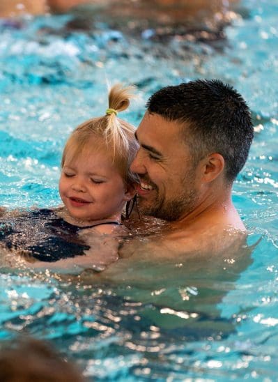 vader en dochter zwemmen