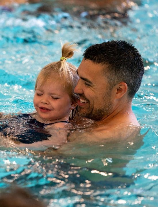 vader en dochter zwemmen