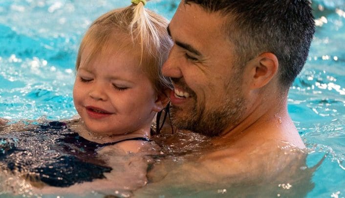 vader en dochter zwemmen