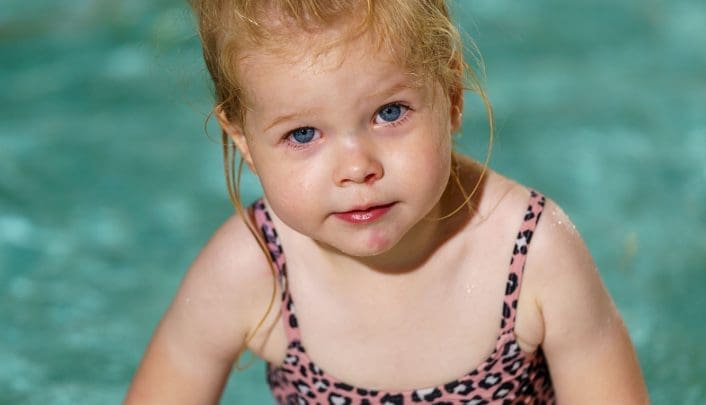 meisje die uit het water klimt