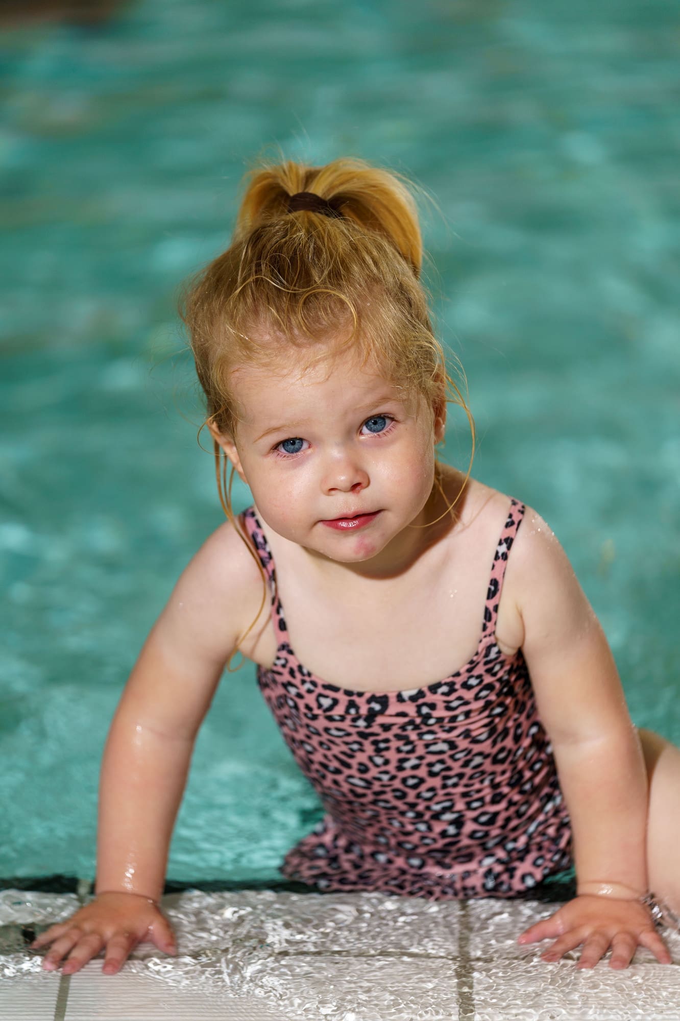 meisje die uit het water klimt