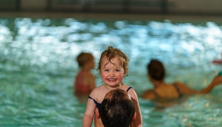 meisje zwemmen