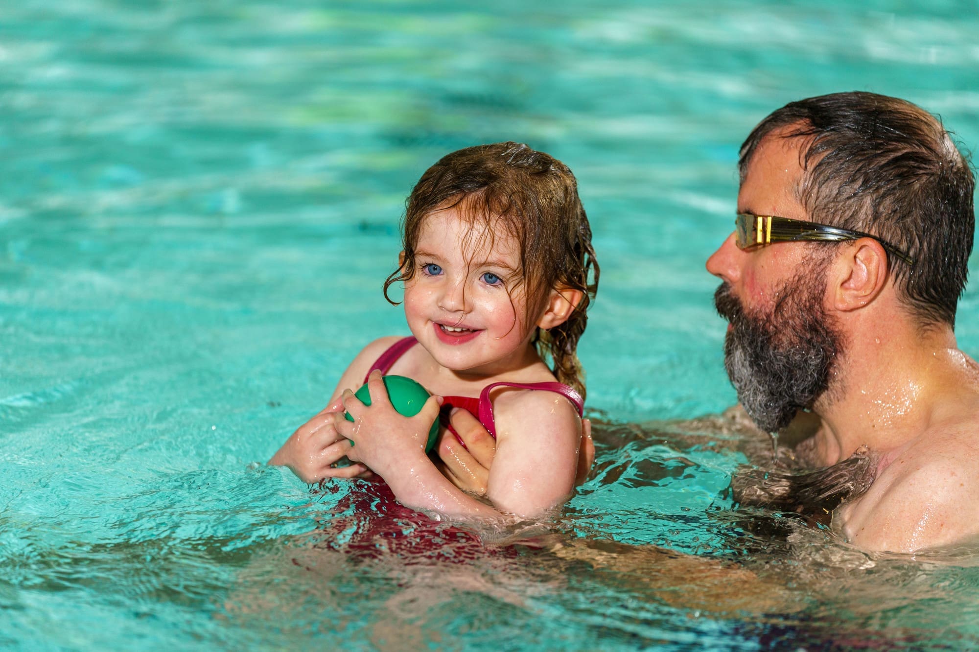 meisje zwemmen met vader