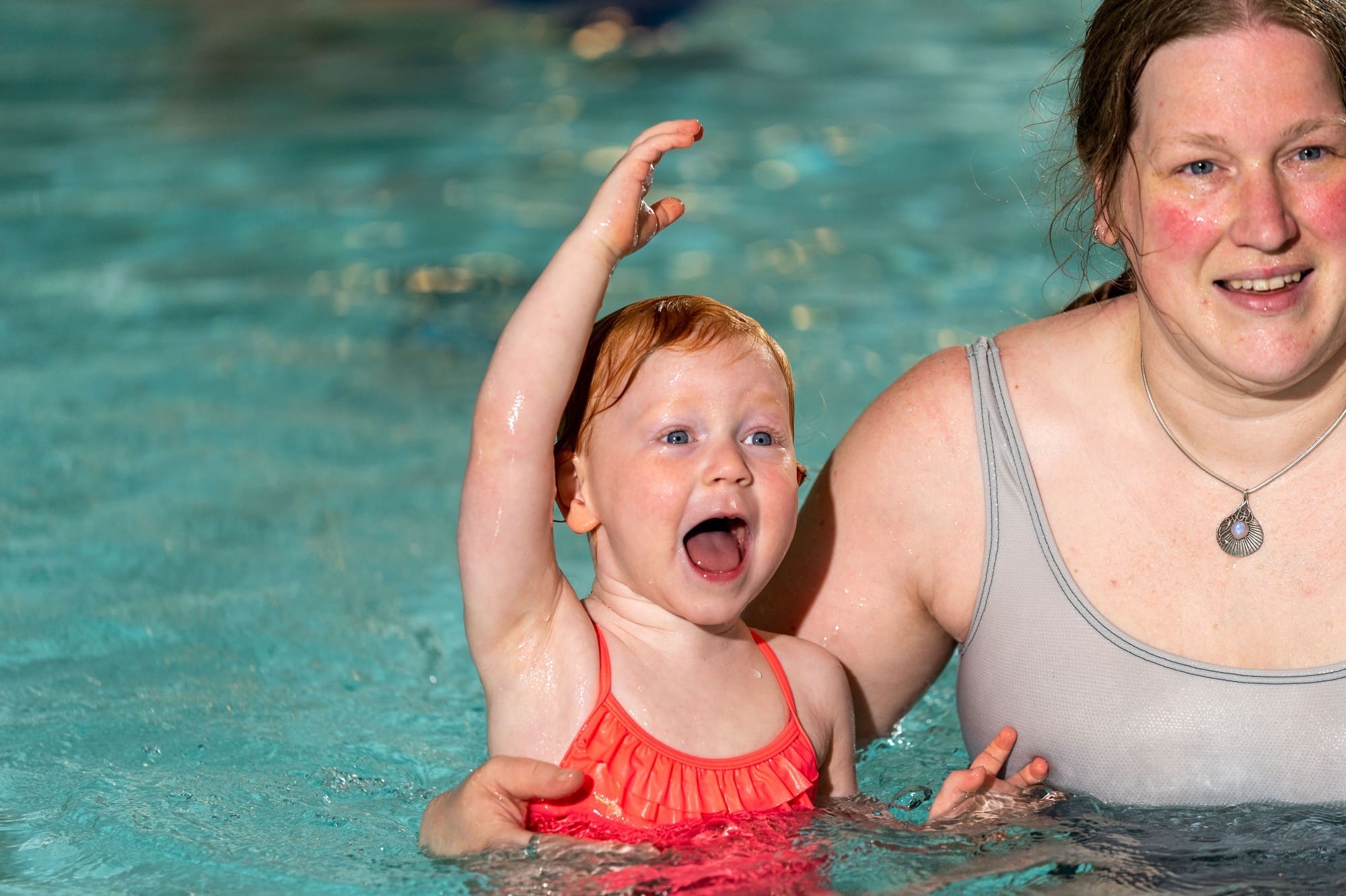 vrolijk meisje dat zwemt