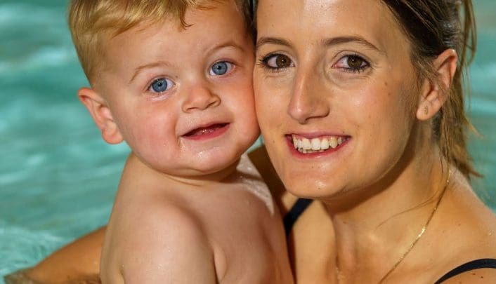 moeder en zoon zwemmen