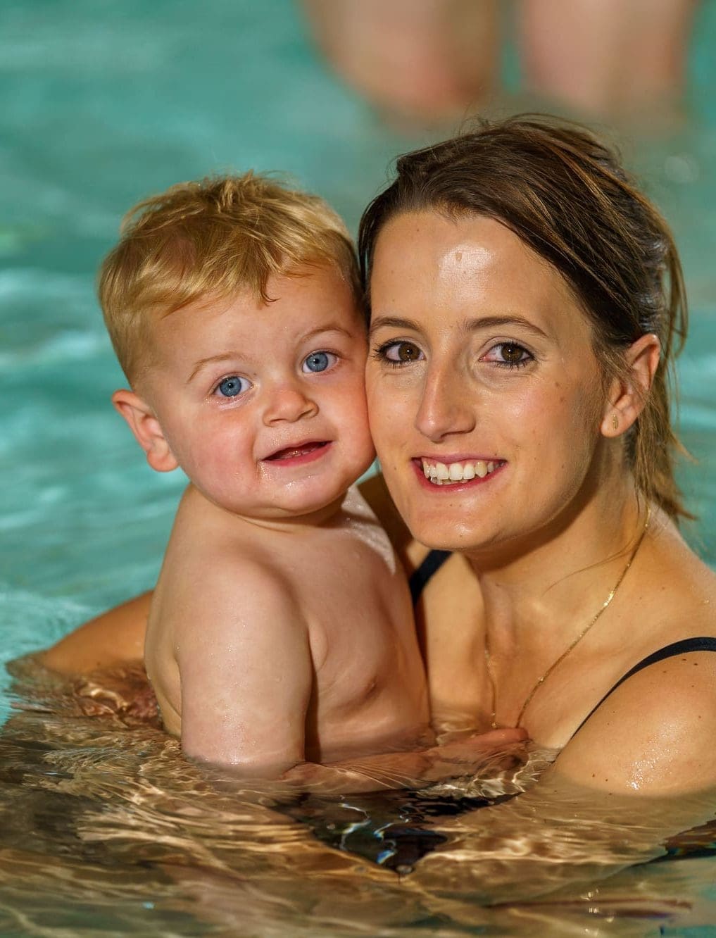 moeder en zoon zwemmen