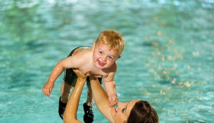 Kindje speelt in het bad