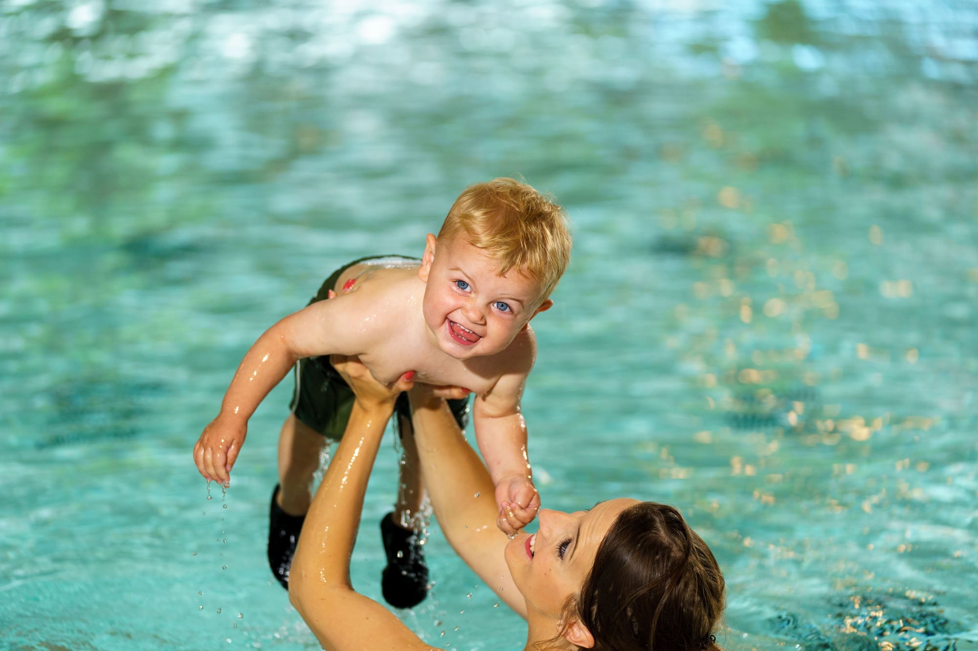 Kindje speelt in het bad