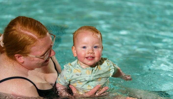 peuter zwemmen met moeder