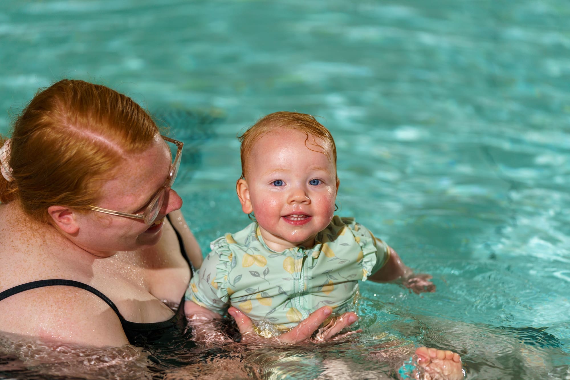 peuter zwemmen met moeder