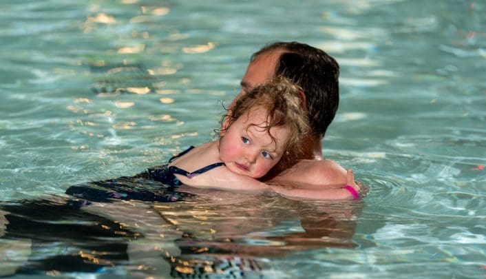 vader dochter zwemmen