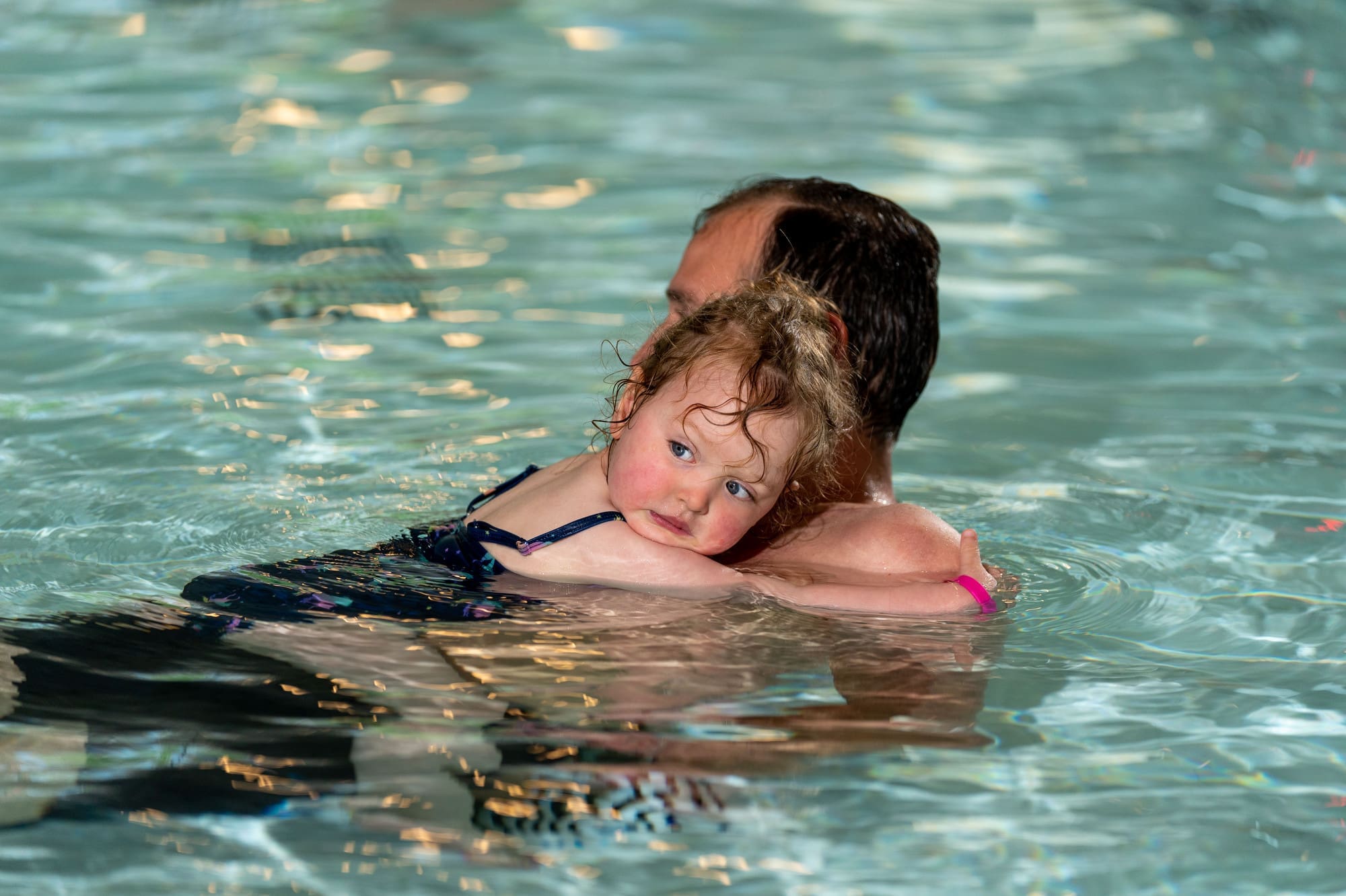 vader dochter zwemmen