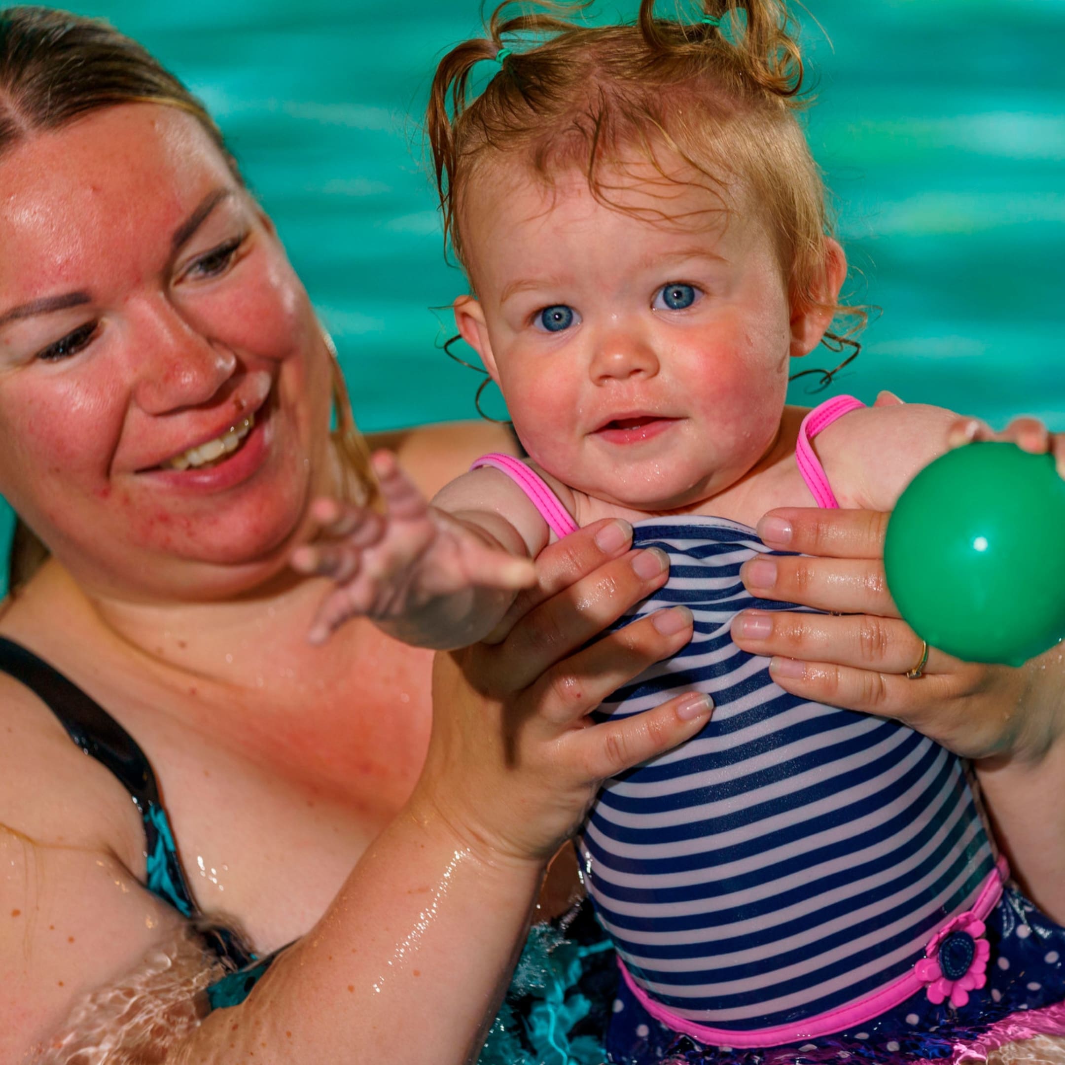 moeder en kind zwemmen